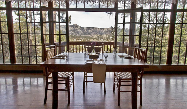 the-view-restaurant-at-the-historic-crags-lodge